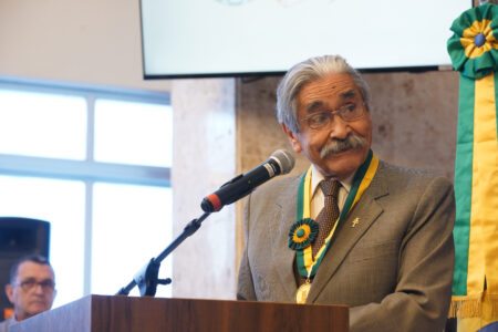 Olivio Dutra é homenageado com Medalha do Mérito Legislativo em cerimônia na Assembleia