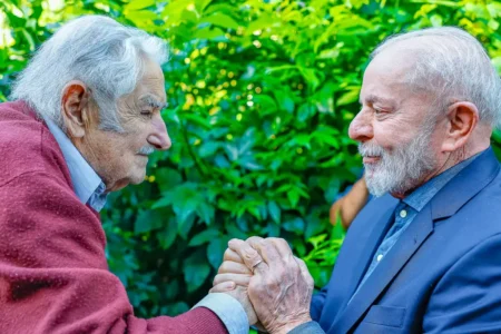 Em dezembro passado, Lula concedeu a Ordem Nacional do Cruzeiro do Sul ao ex-presidente do Uruguai, Pepe Mujica | Foto: Ricardo Stuckert/PR