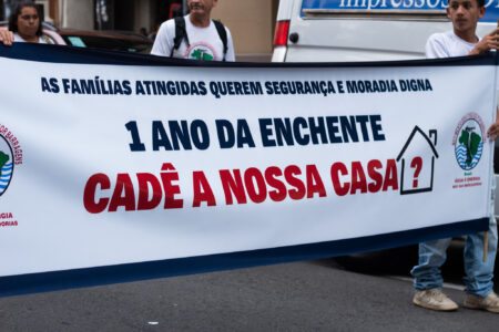 Ato para pedir reparação para as famílias atingidas pelas enchentes de maio de 2024, em Porto Alegre. Foto: Giullia Fernandes/Sul21