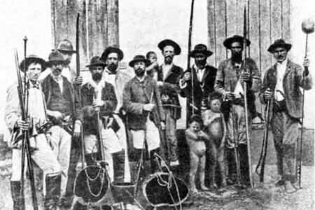 Bugreiros, artesanato e crianças indígenas capturadas | Fonte: “Retorno de uma batida. Troféus e prisioneiros” (1883). P. Brunello, Pionieri. Gli italiani in Brasile e il mito della frontiera, Roma 1994.