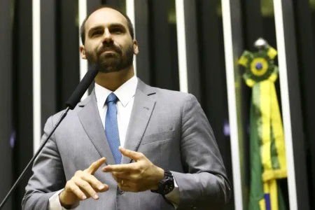 Moraes abre inquérito para investigar Eduardo e autoriza depoimento de Jair Bolsonaro